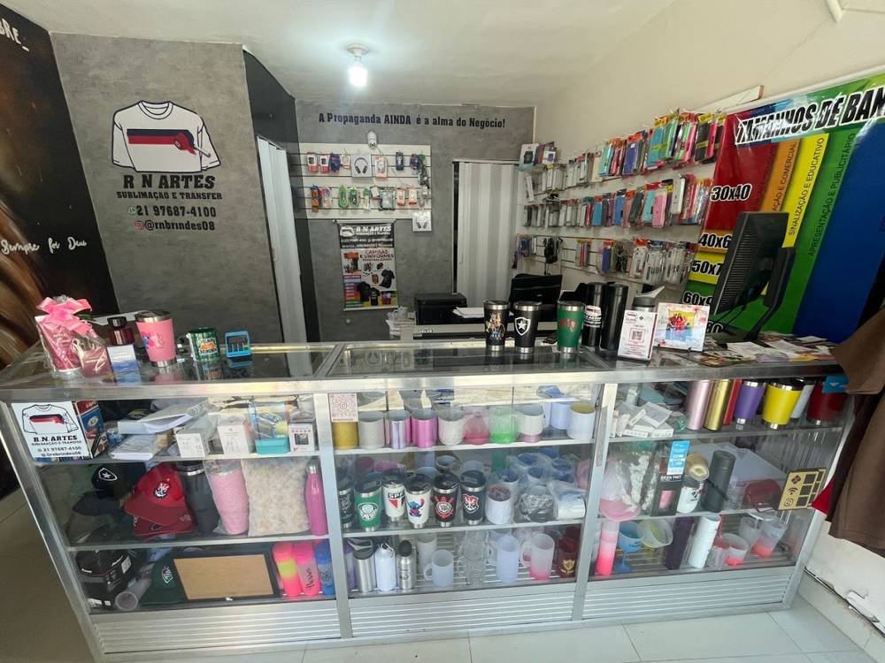 Vitrine da RN Artes com canecas, copos térmicos, garrafas e squeezes para personalizar